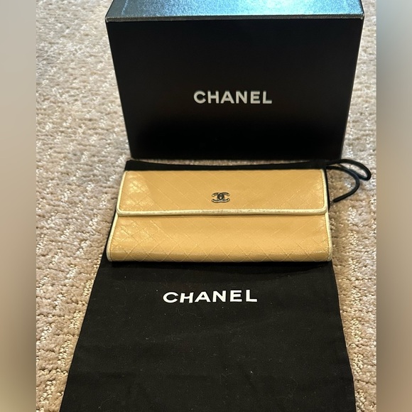 Chanel Beige/Cream Lambskin Leather Front Snap Diamond Trifold Long Wallet COA - Picture 1 of 13